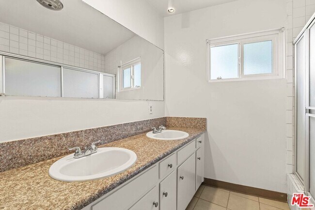 Building Photo - 15540 Moorpark St