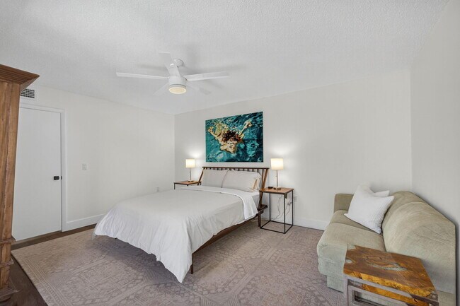 Building Photo - 1700 Embassy Dr