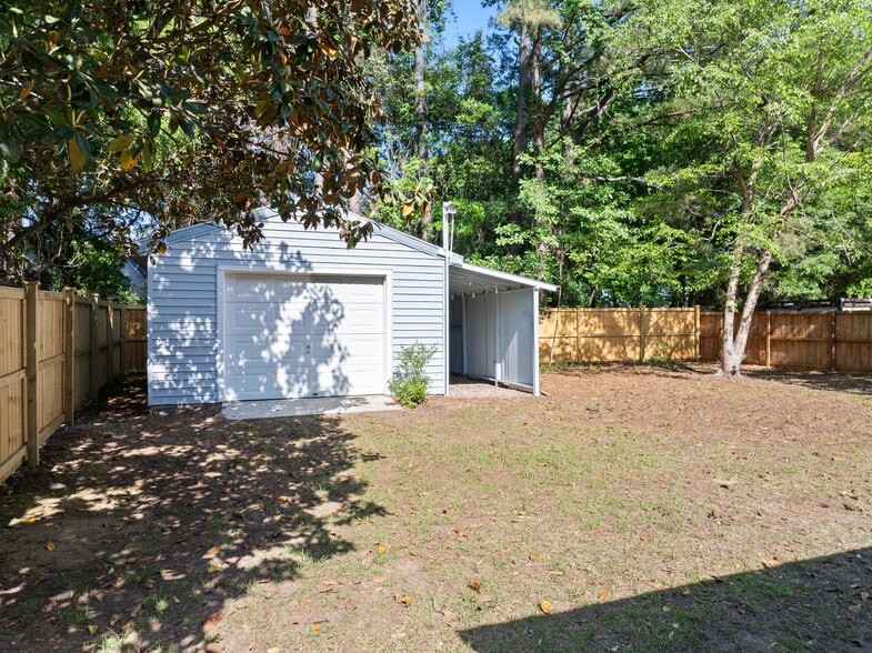 Detached Garage/Backyard - 1129 Landsdowne Dr