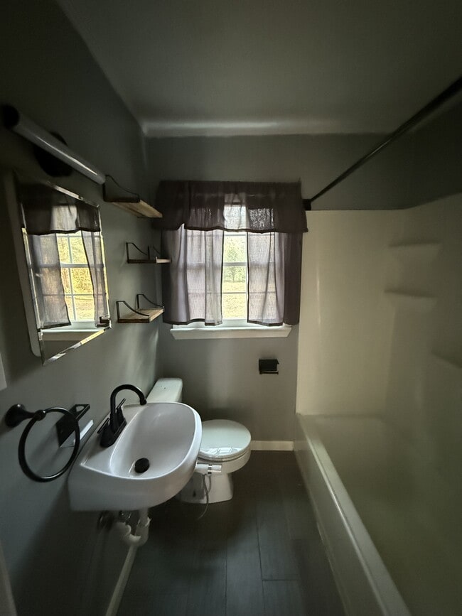 Building Photo - 215 Peachtree Cir