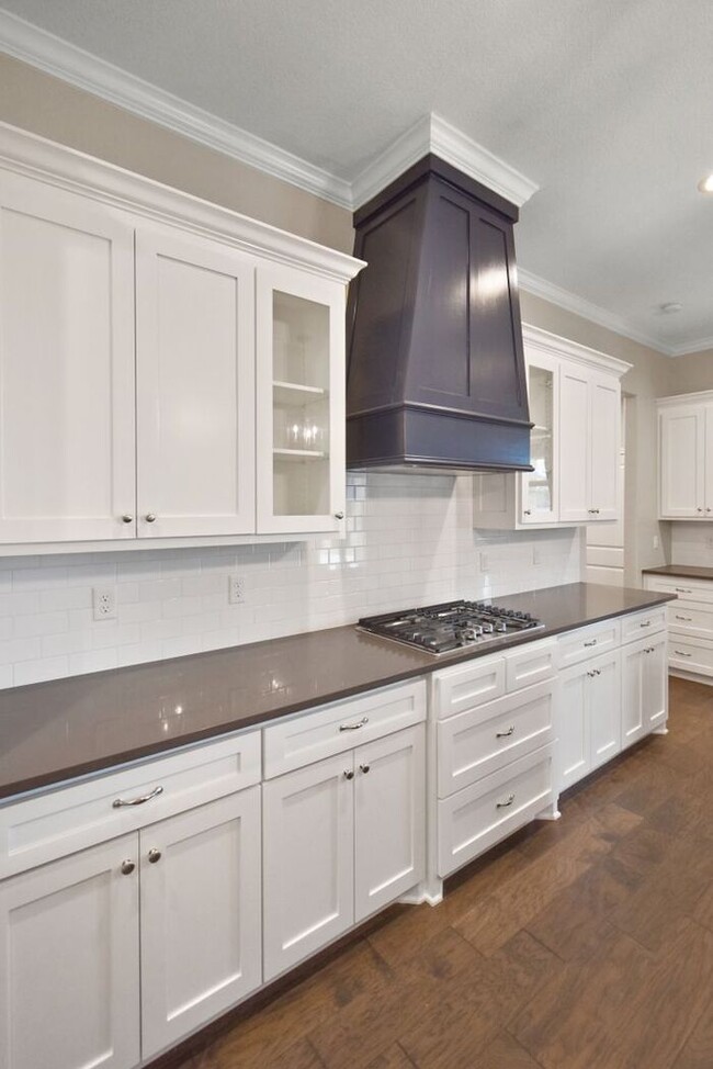 Building Photo - Stunning 4 Bed 2 Bath!