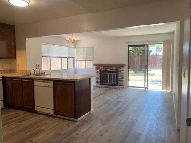Building Photo - 4 Bed/2 Bath Spacious Home with Big Backyard and New Laminate & Carpet - Union City