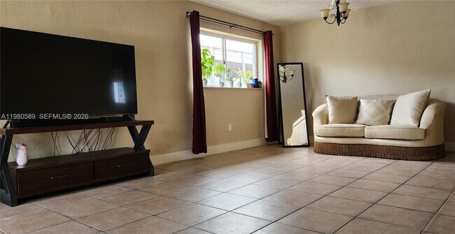 Building Photo - 880 E 26th St