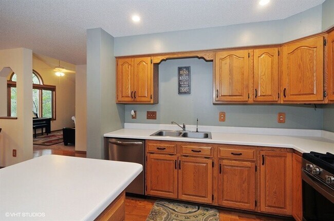 Building Photo - Spacious 5BR Home on Cul-de-Sac – Available June 1