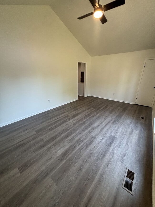 Building Photo - Fully Remodeled 3 Bed 2 bath