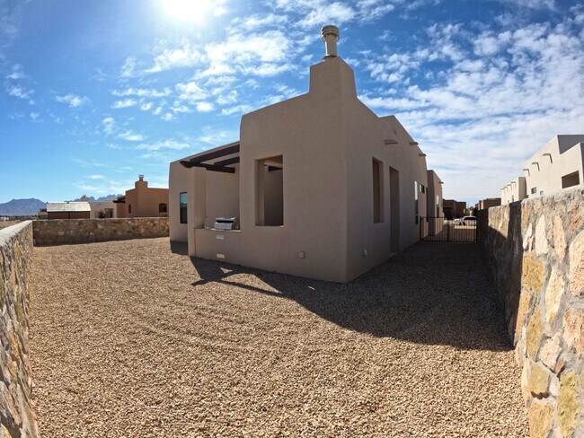 Building Photo - 3729 Santa Clarita Ave