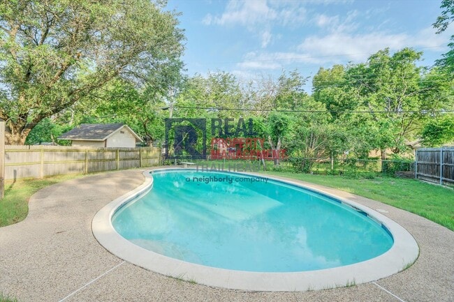Building Photo - Inviting Home with Pool in Established Cleburne Neighborhood
