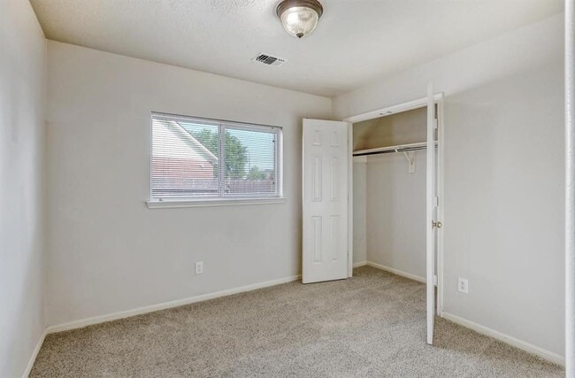 Building Photo - 1526 Rogers Lake Ln