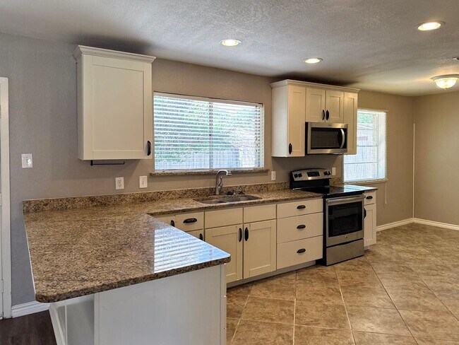 Building Photo - 3 Bedroom / 2 Bath / 2 Car Garage