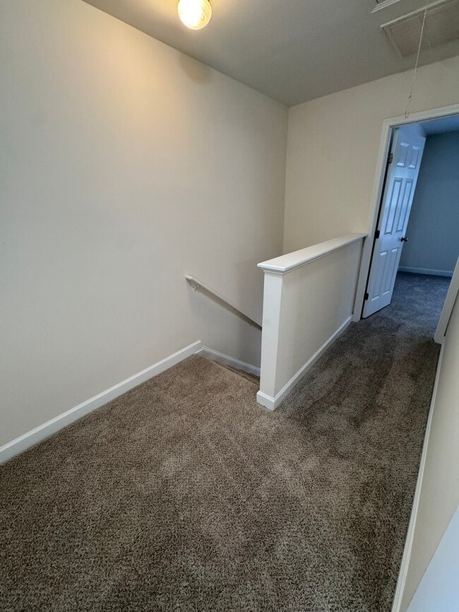 Building Photo - HUGE 3 Bed 3.5 Bath 3 Story Town Home, AVAILABLE NOW!