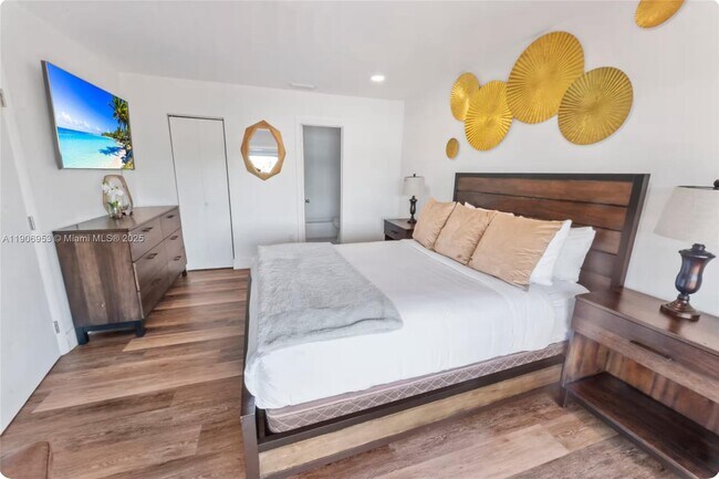 Building Photo - 7536 W Treasure Dr