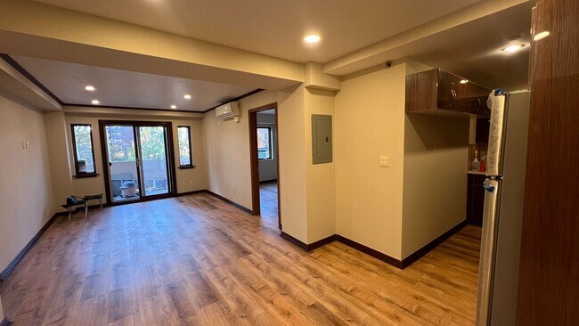 Building Photo - 1495 E 28th St