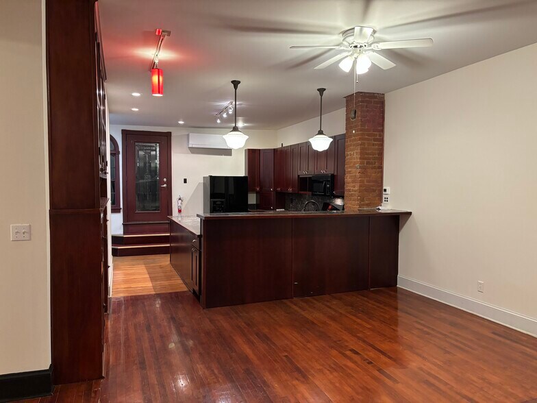 Building Photo - 941 W 7th St