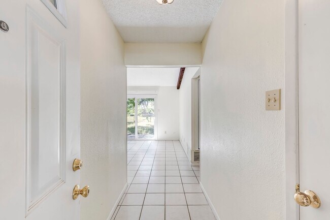 Building Photo - 2404 Andover Dr