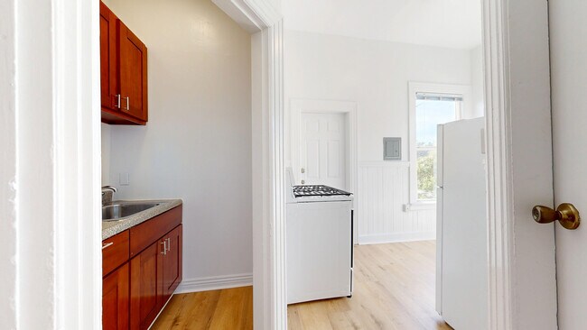 Building Photo - 1233 Laguna St