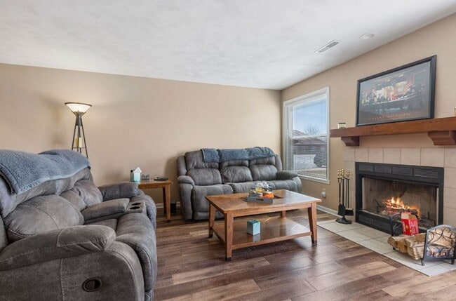 Building Photo - 2 Bedroom 1.5 Bath Spacious Townhome