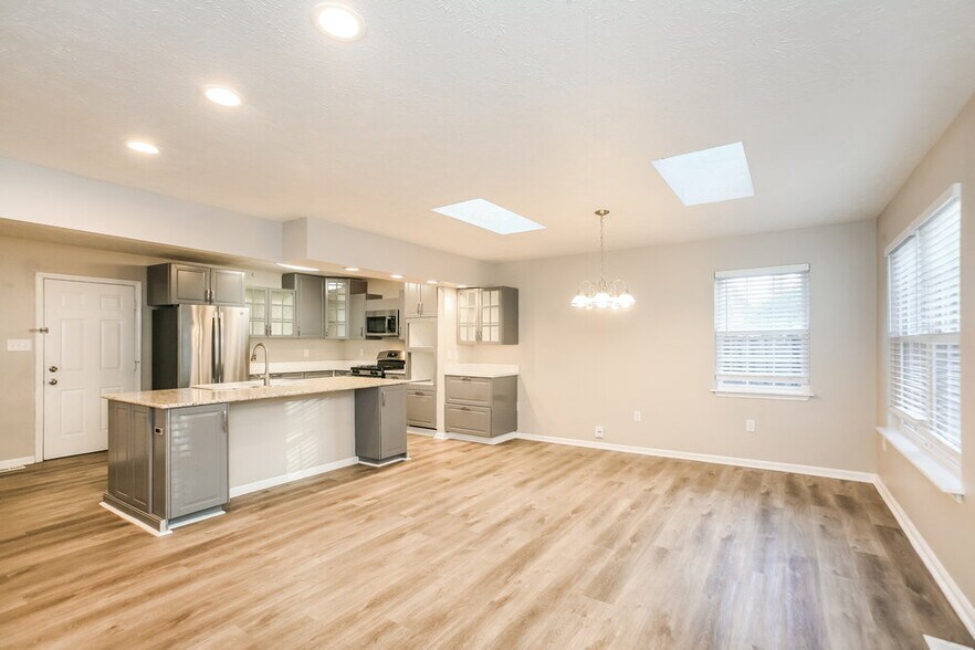 Building Photo - 705 Firethorn Cir