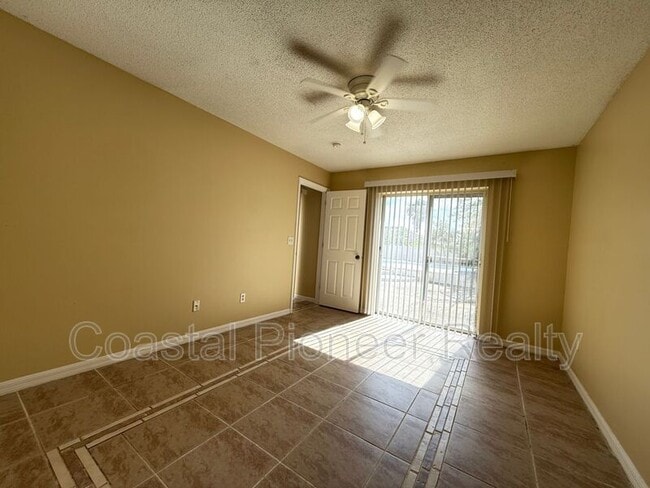 Building Photo - 724 Versailles Ln