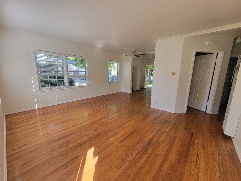 Primary Photo - 13642 Leadwell St