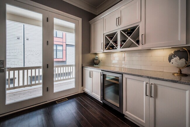 Building Photo - 118 W Starr Ave