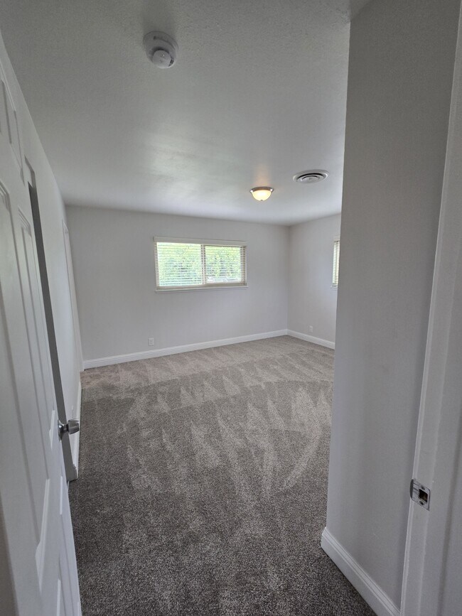 Building Photo - 7990 Glenbar Way