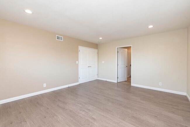 Building Photo - **Remodeled** spacious 5 bedroom home!!!