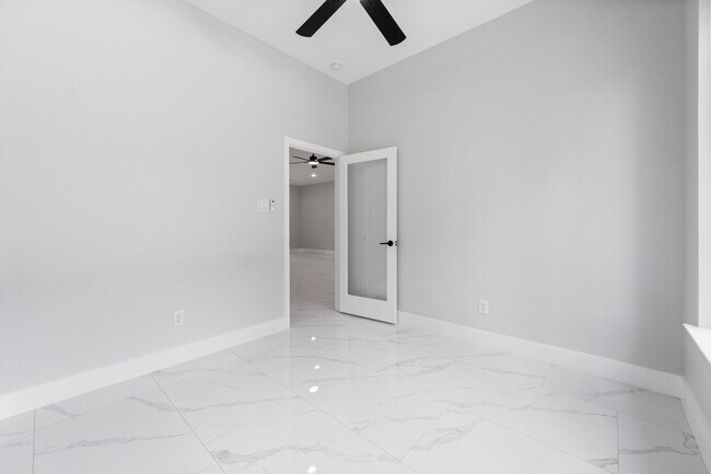 Building Photo - 327 Paradise Ln