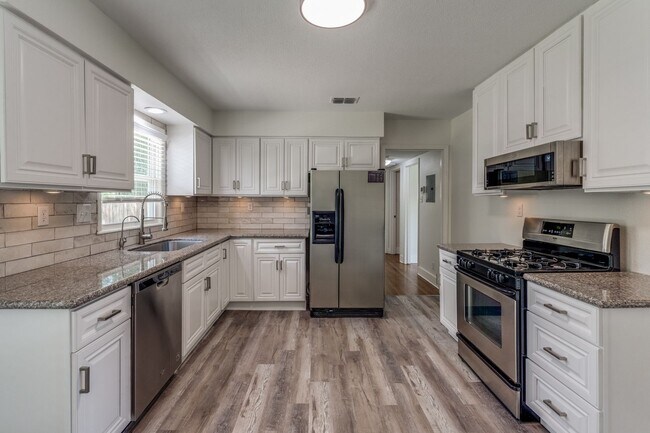 Building Photo - Charming 2-Bedroom Home with Updated Kitch...