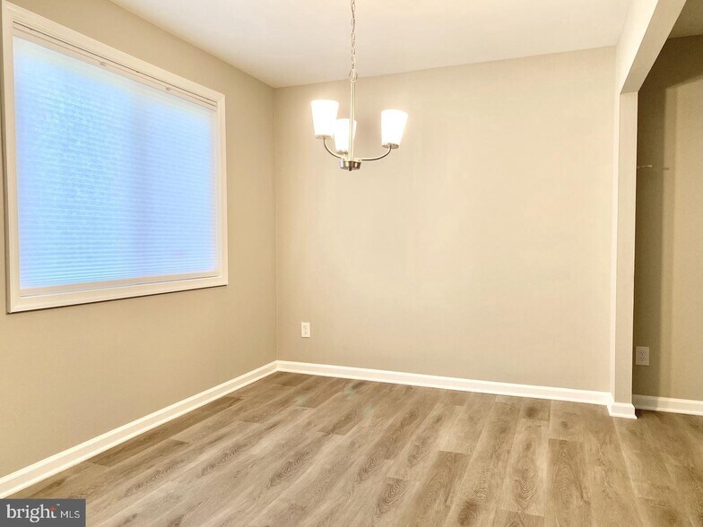 Building Photo - 6288 Rose Hill Ct