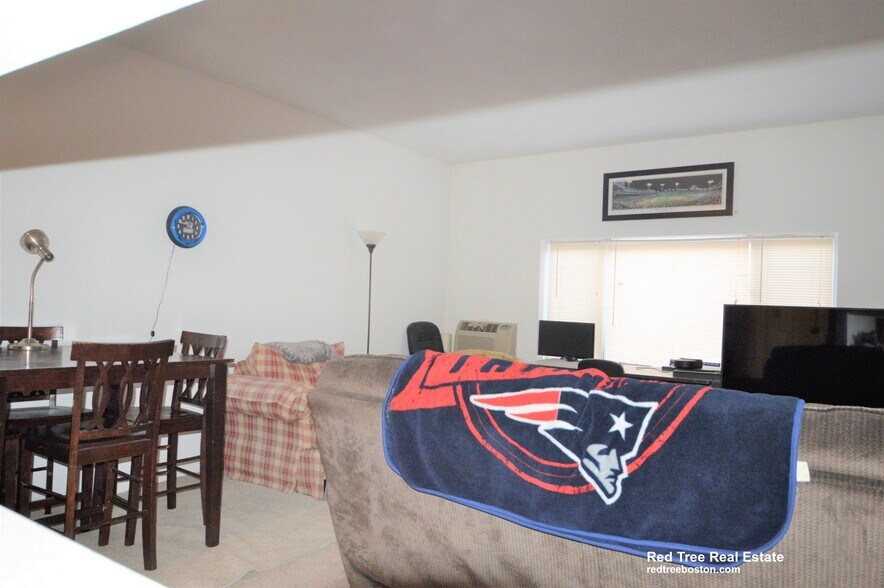 Building Photo - 35 Belmont St