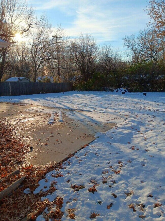 Building Photo - Charming 3 bedroom near Washburn University.
