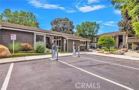 Building Photo - 165 Streamwood