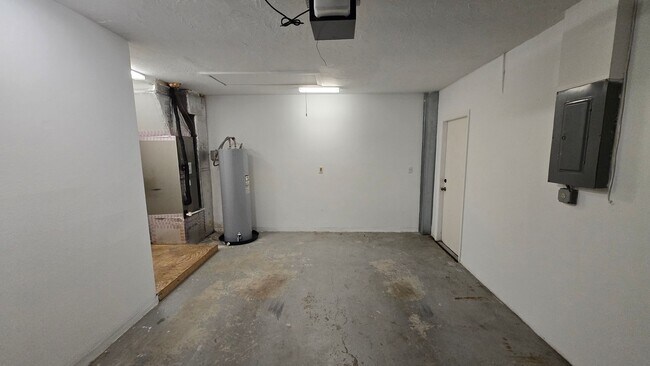 Building Photo - Charming 2BR/2BA + 1 car garage with Large Backyard in Sarasota