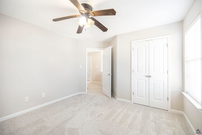 Building Photo - 104 Rosales Dr