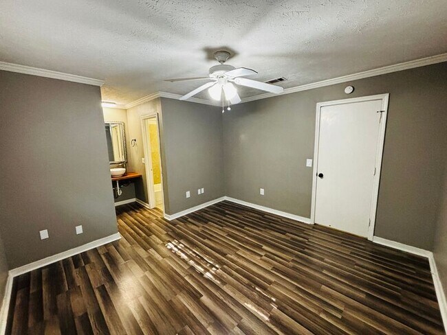 Building Photo - 709 Greenfield Dr