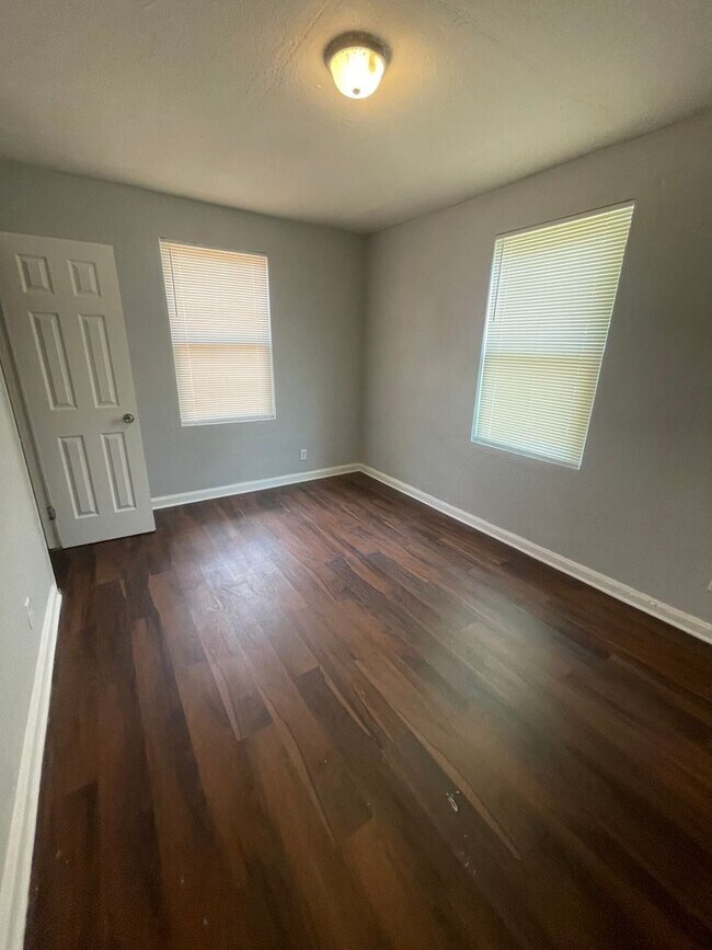 Building Photo - 3/1 Single family home : Available now!