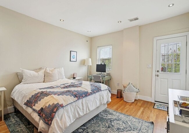 Building Photo - Modern 3BR/3BA Condo with Outdoor Space & ...