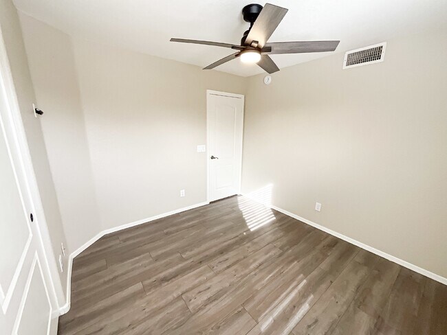 Building Photo - 2041 E Rawhide St