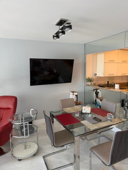 Building Photo - 2030 S Ocean Dr