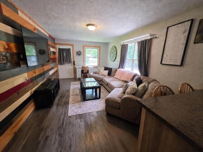 Building Photo - Country Living on 2.5 Acres Just Minutes from Eau Claire – 3 Bedroom Home with Bonus Rooms, Garag...