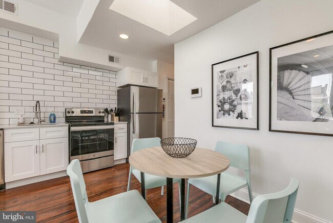 Building Photo - 1758 Park Ave