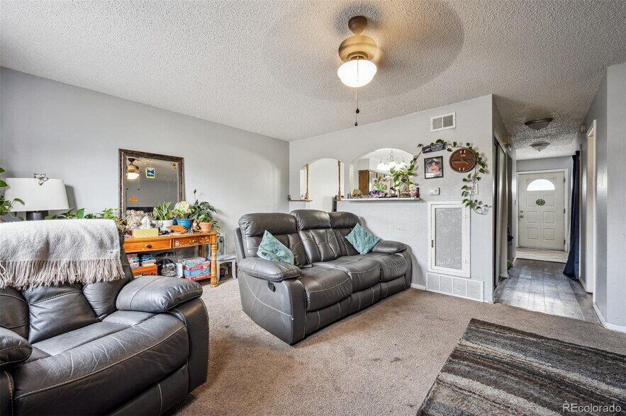 Building Photo - 2567 Rainbow Dr