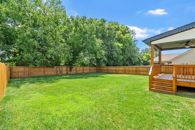 Building Photo - Pet Friendly Five Bedroom!