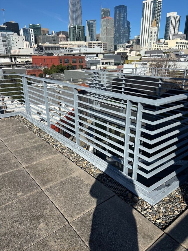 Building Photo - Rare Loft Style Condo, Huge Windows, High Ceilings, 1.5BR/2BA/3 Stories, Perfect Location!