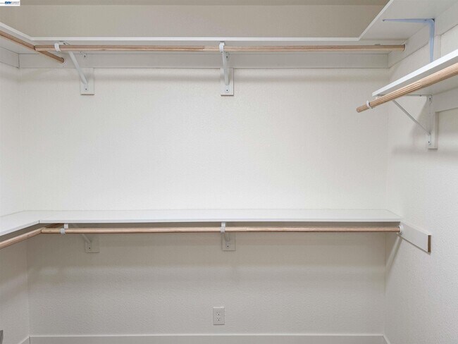 Building Photo - 2071 Seacliff Dr