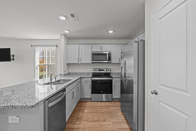 Building Photo - Beautiful new build townhome!