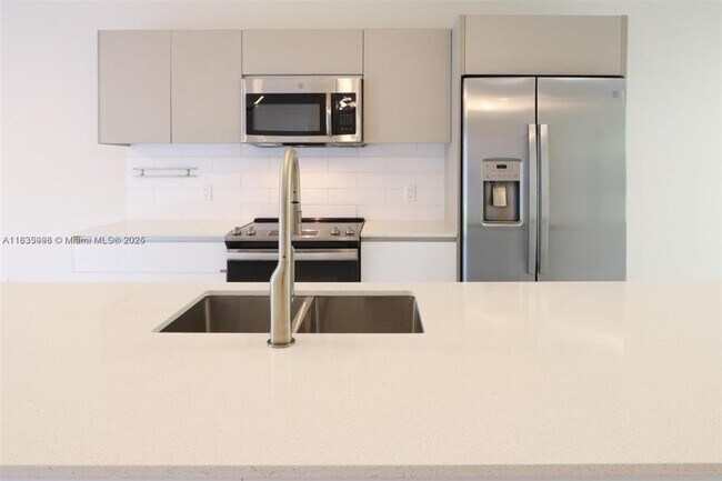 Building Photo - 2 bedroom in Aventura FL 33180