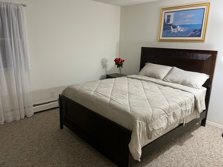Large Bedroom - 16 Caesar Dr