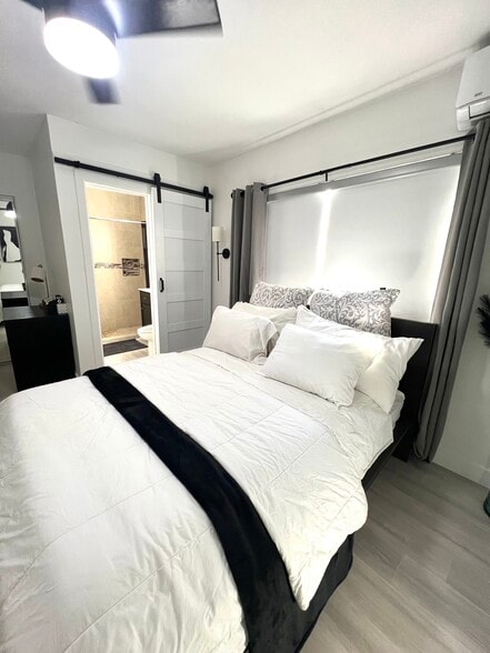 Pvt En-suite Bedroom #1 - 527 W Colden Ave