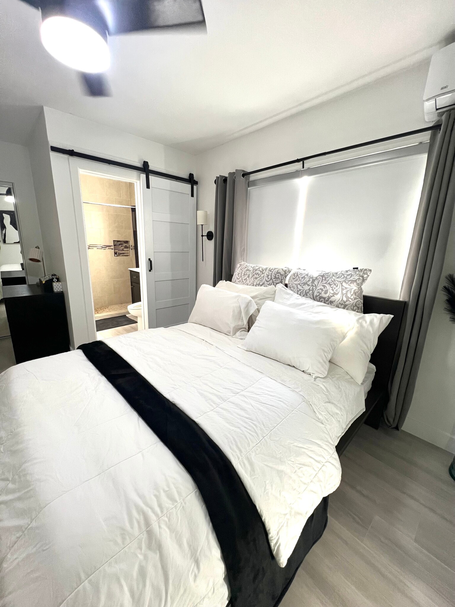 Pvt En-suite Bedroom #1 - 527 W Colden Ave